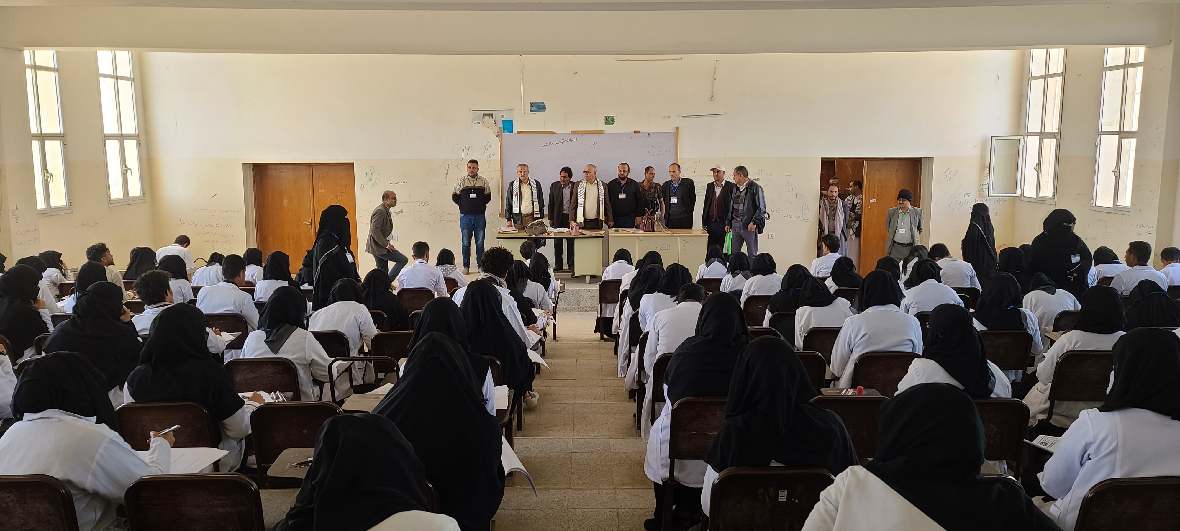 رئيس الجامعة يدشّن امتحانات نهاية الفصل الدراسي الأول في معهد التعليم المستمر